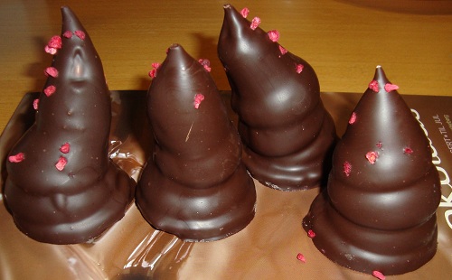 Mine skæve, selvsprøjtede flødeboller med hindbærskum fra Simply Chocolate